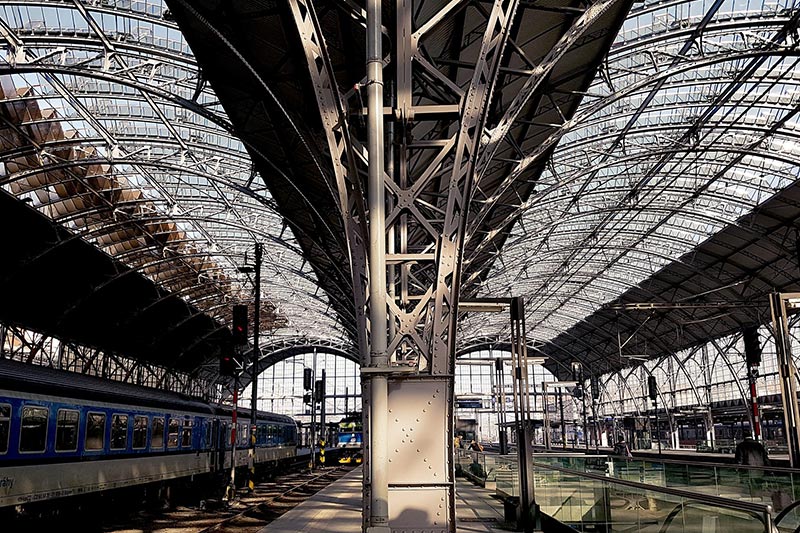 pruvodce-mestem-praha-mezi-dvema-nadrazimi