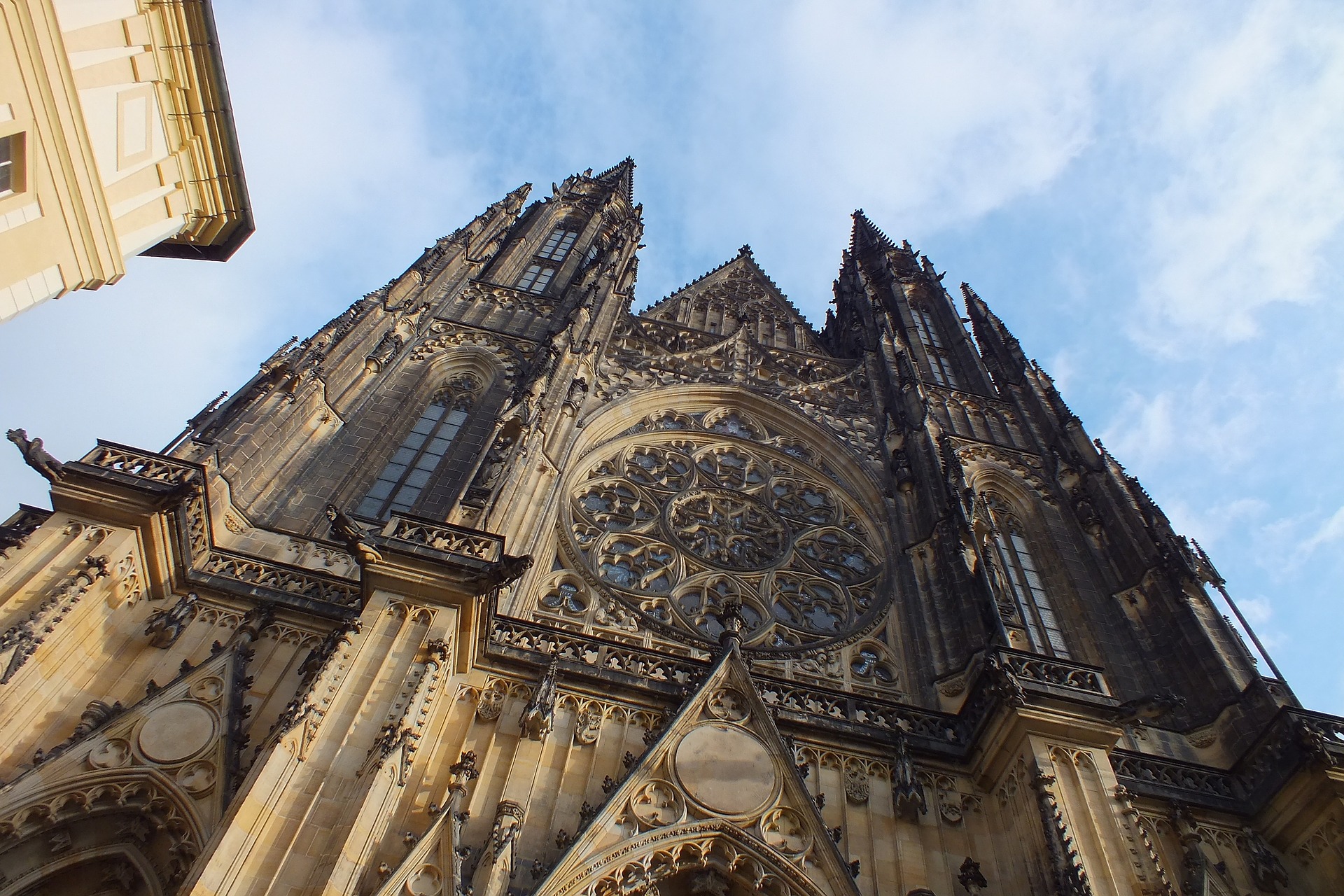 st-vitus-cathedral-718739_1920 a close up of a church