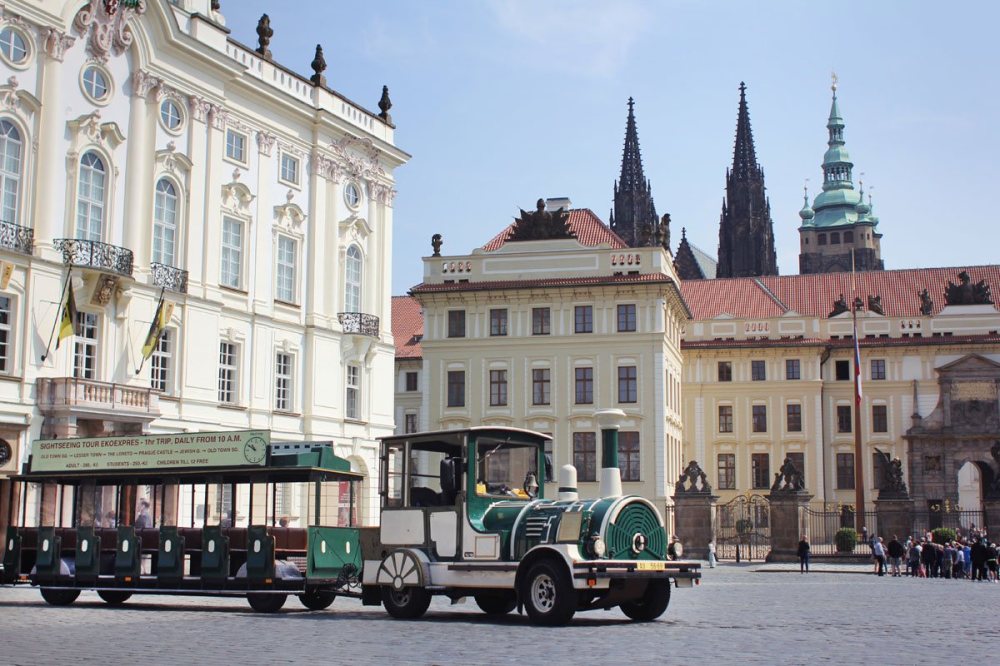 a bus parked in front of a building
